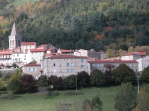 La Maison vue du hameau de Pouillas.